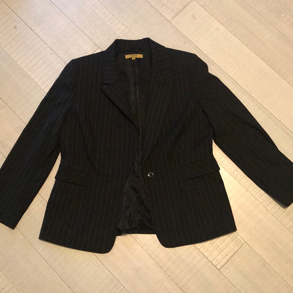 🖤NWOT Pinstriped suite blazer by Alex Marie
